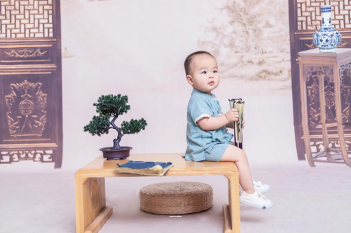 许昌宝宝边吃奶边挣扎烦躁